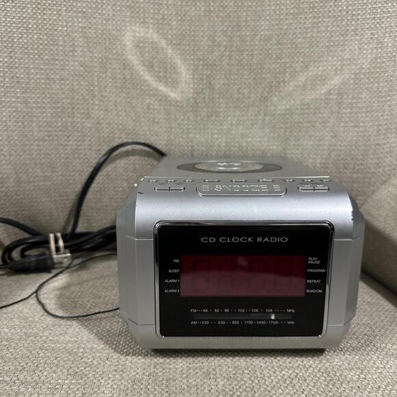 Durabrand CD Clock Radio Alarm AM/FM Sleep Timer Tested Silver CDR-1907 - Picture 1 of 4